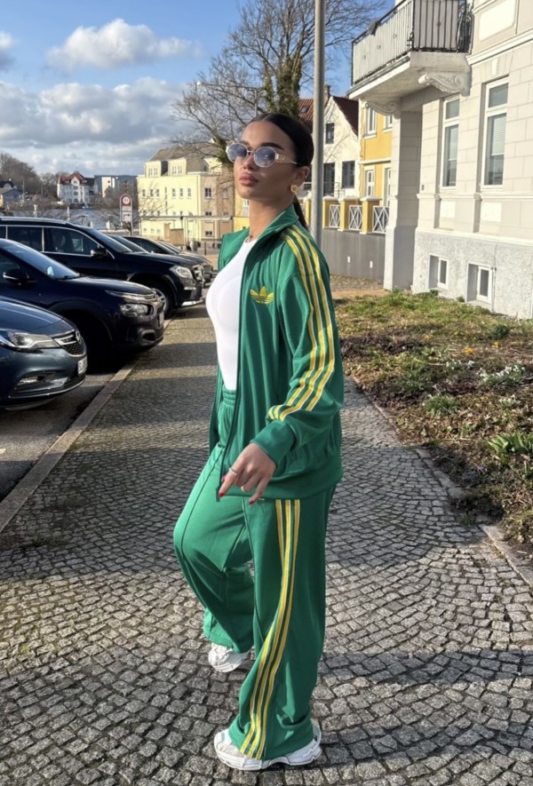 Melisa joven  y particular coche proprio