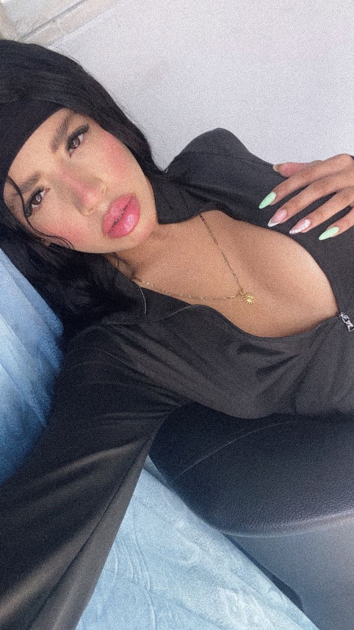 Juli chica complaciente y cariñosa