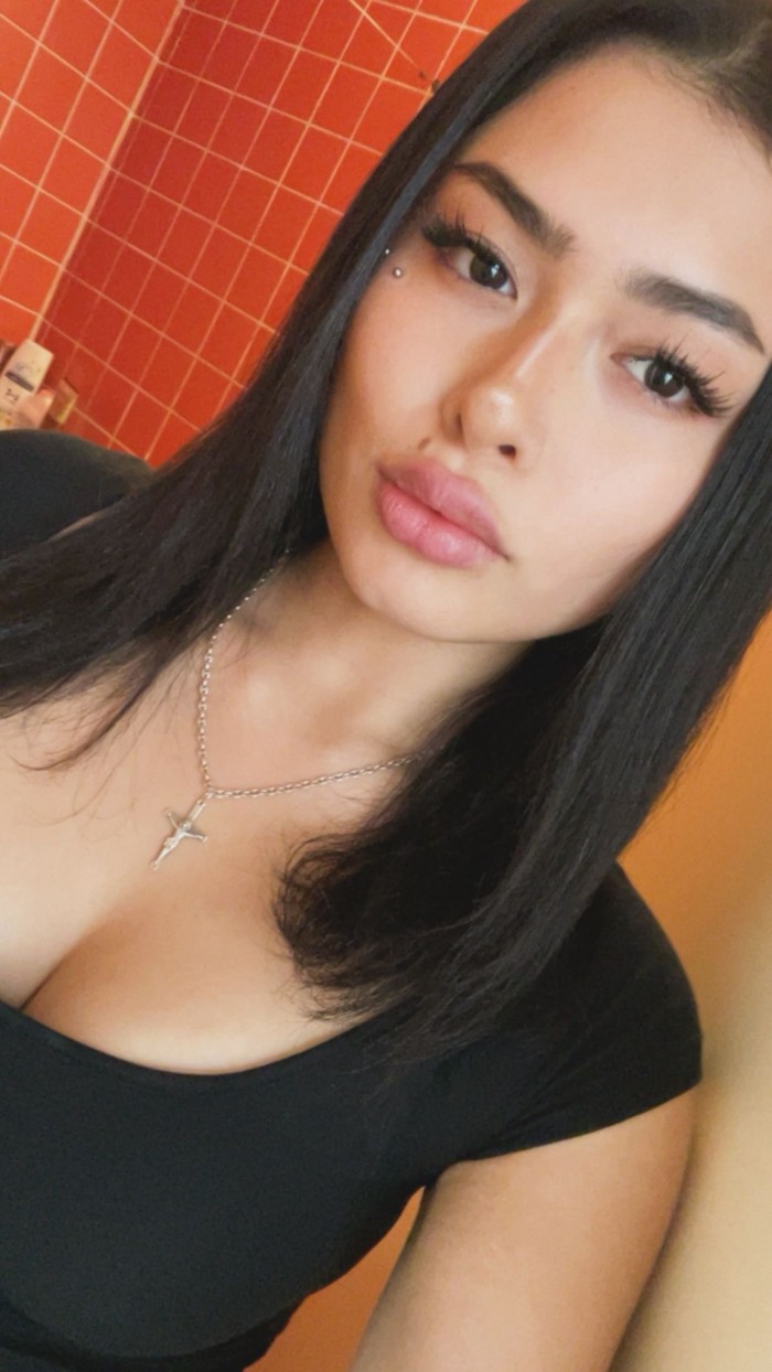 JOVEN DELGADA GUAPA FIESTERA CACHONDA