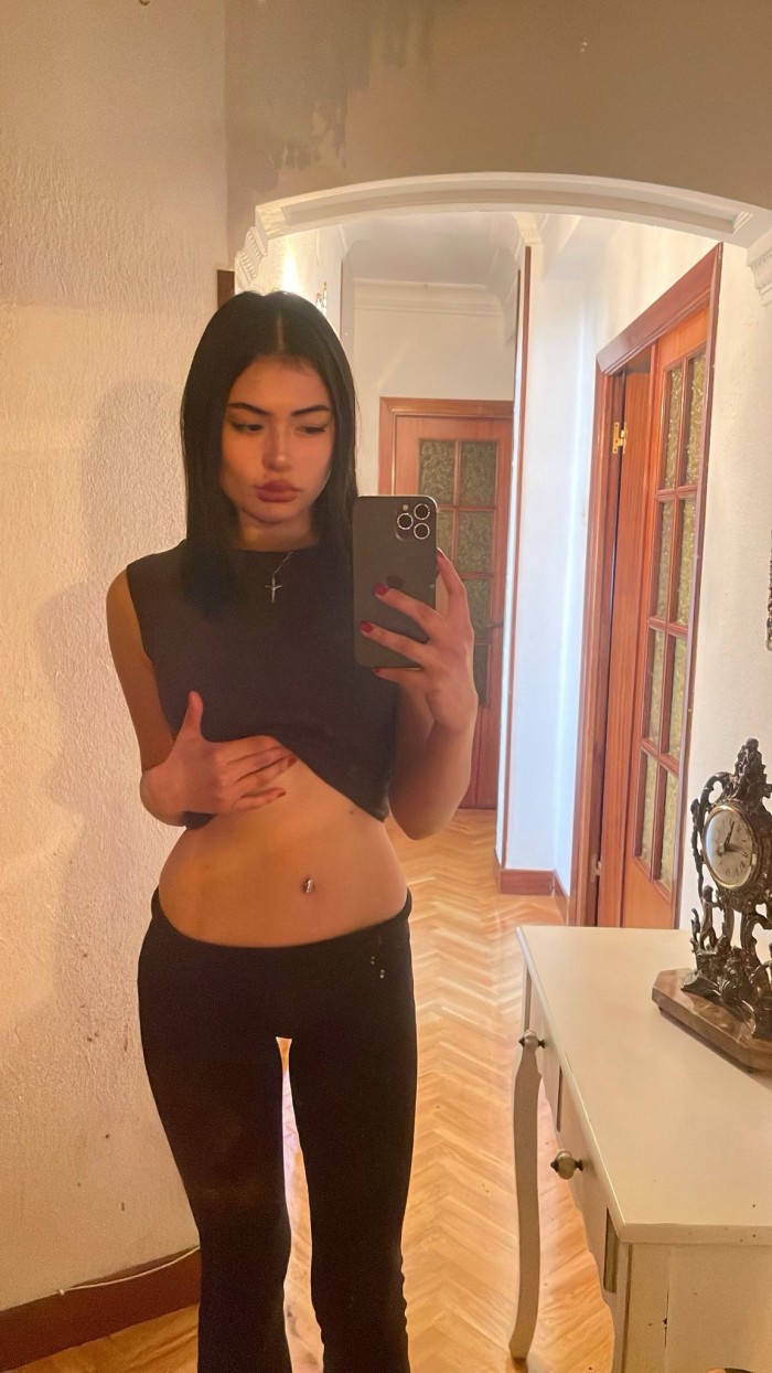 JOVEN DELGADA GUAPA FIESTERA CACHONDA