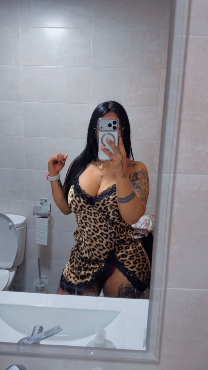 Muy sexy y elegante dama de compañía