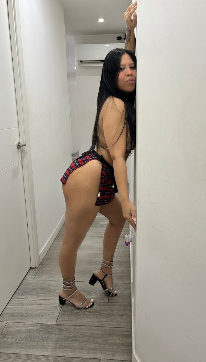 ESTRECHITA CON CURVAS PERFECTAS PARA PASARLA BIEN