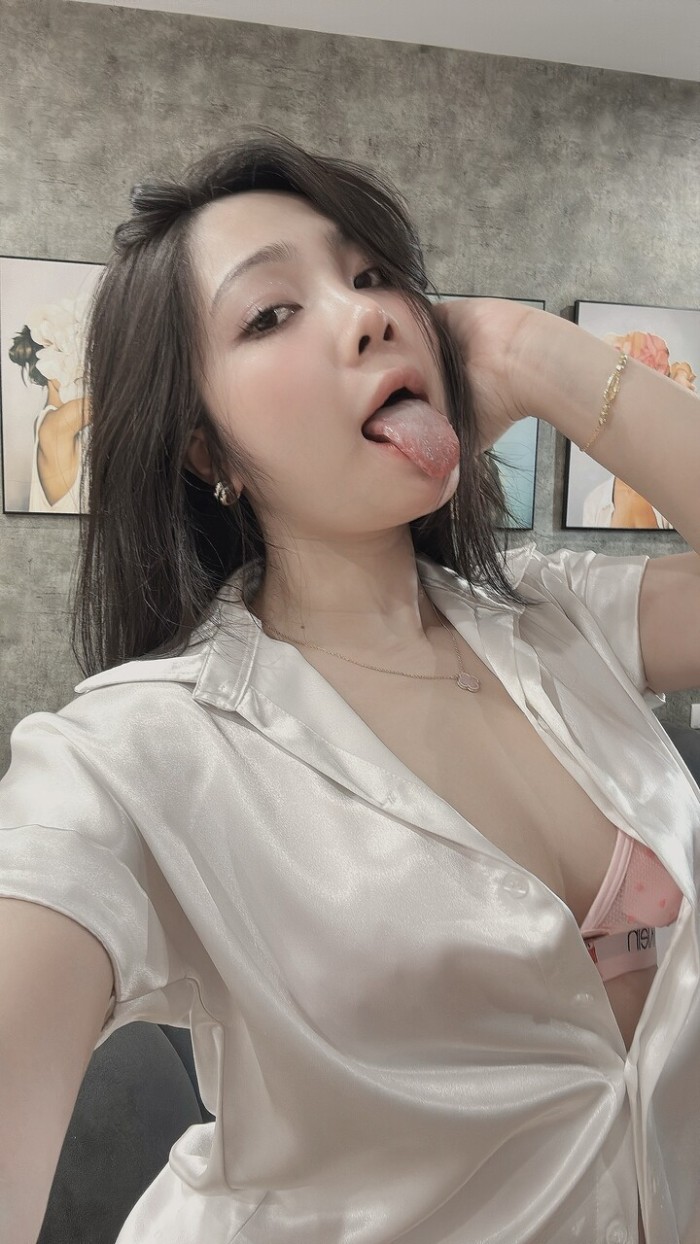 Chica oriental tierna y considerada