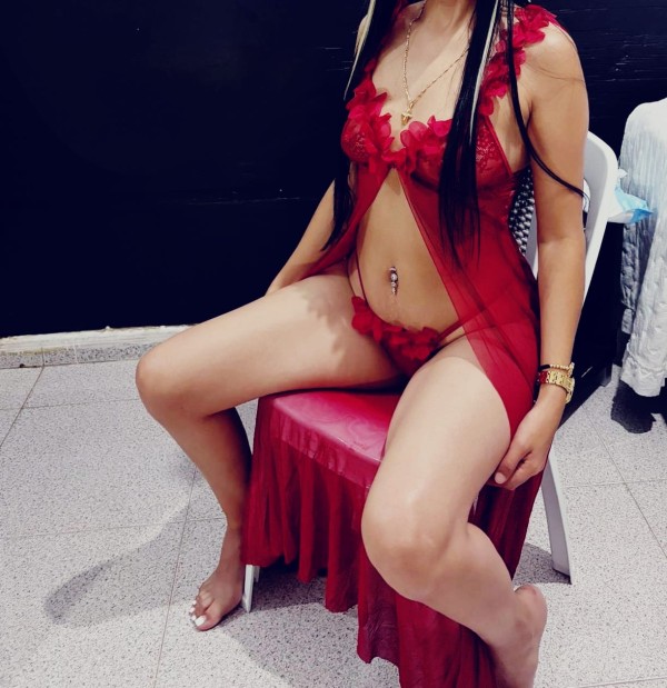 Una flaca bonita y risueña