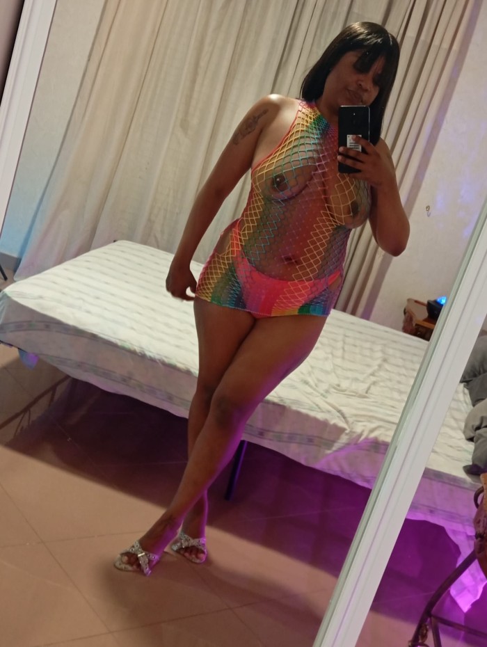 chica latina muy guapa! completa!