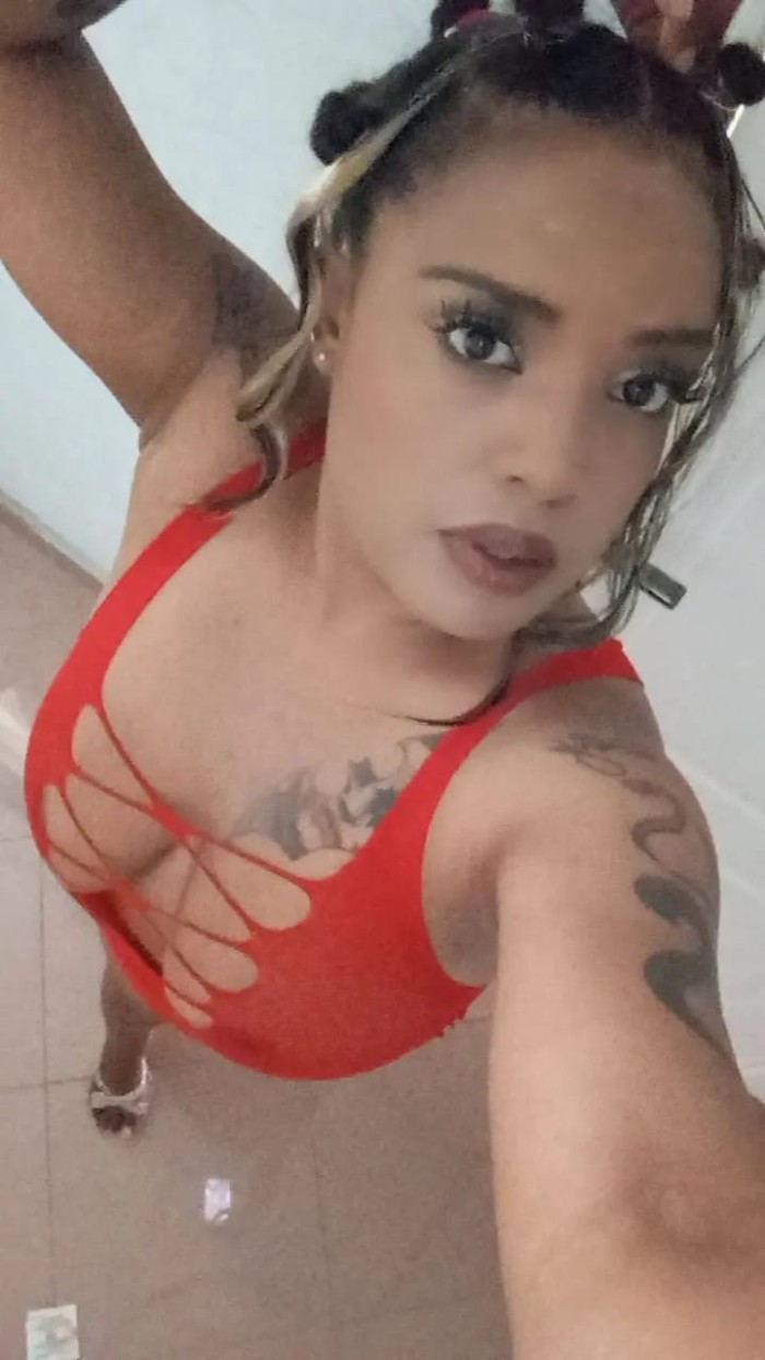 chica latina muy guapa! completa!