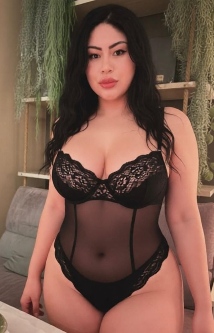 CHICA FIESTERA CARIÑOSA ALEGRE Y MUY ATREVIDA (PLAYA EMBOSSA)