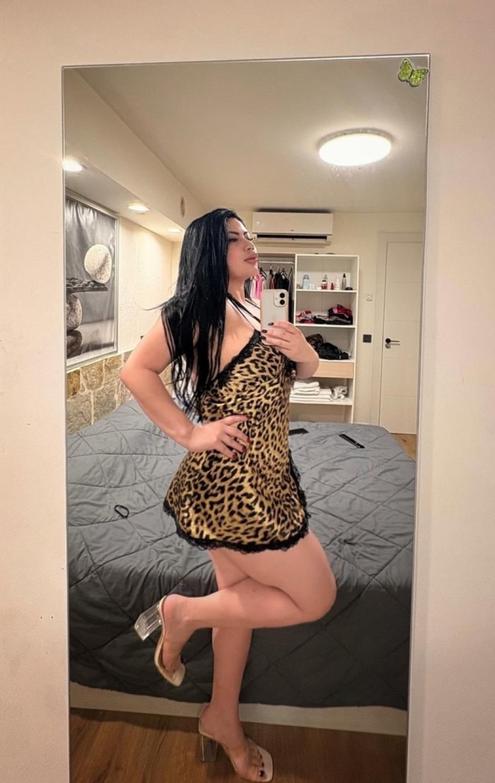 CHICA FIESTERA CARIÑOSA ALEGRE Y MUY ATREVIDA (PLAYA EMBOSSA)