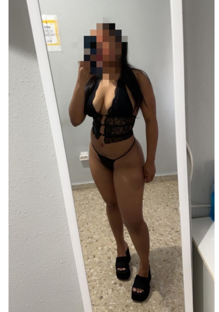 Morenaza colombiana con ganas de Disfrutar.