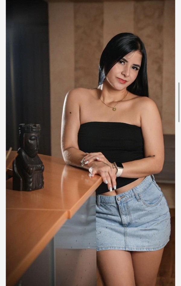 Laura , **DISPONIBLE AHORA** sexo y diversión