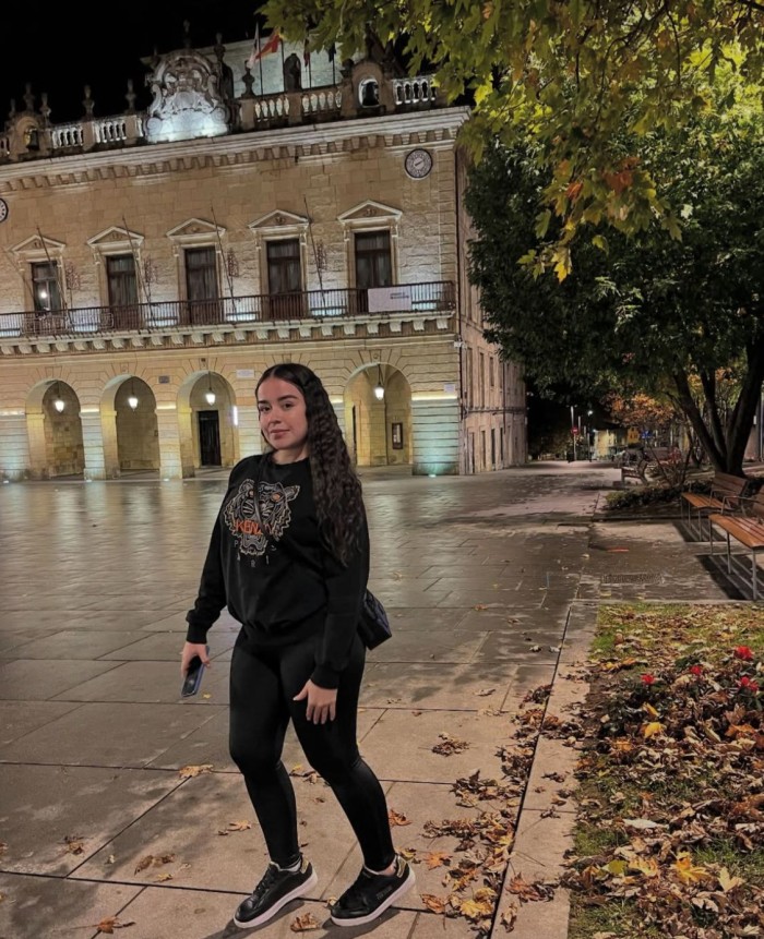 AMOR SOY CARIÑOSA SIMPATICA Y CALIENTE 24 HR