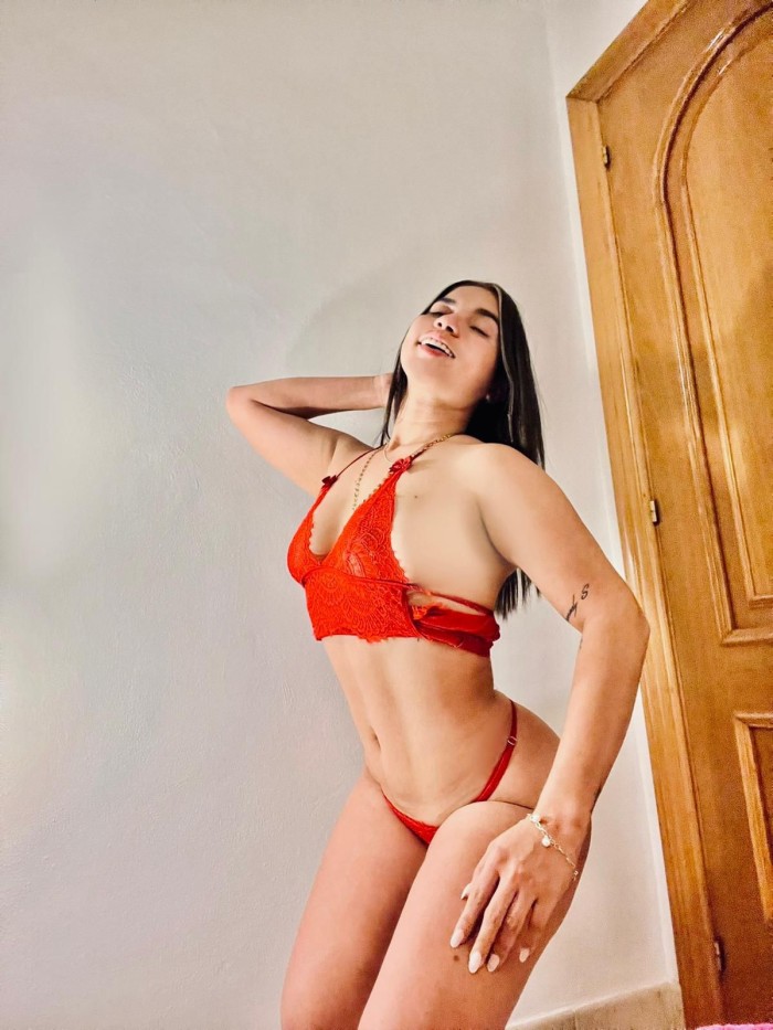 DELGADITA BIEN MOJADITA Y ESTRECHITA
