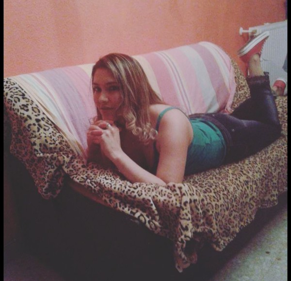 Paraguaya caliente morbosa entregada fiestera viciosa y muy besucona