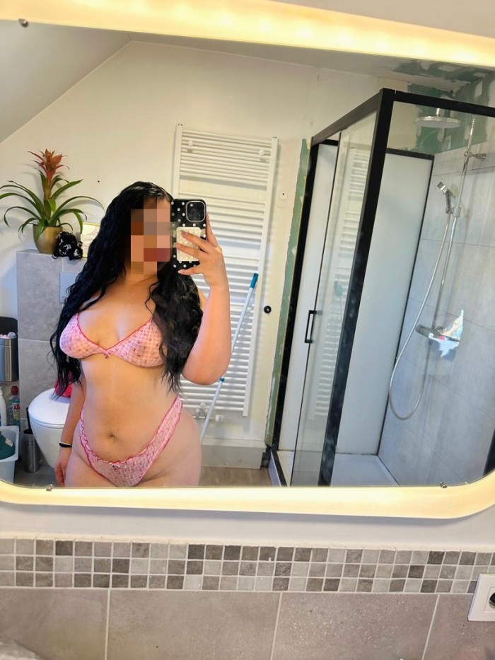 Morenaza curvy guapa complaciente te encantará