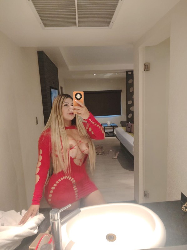 UN ENCANTO DE MUJER RUBIA Y ATREVIDA