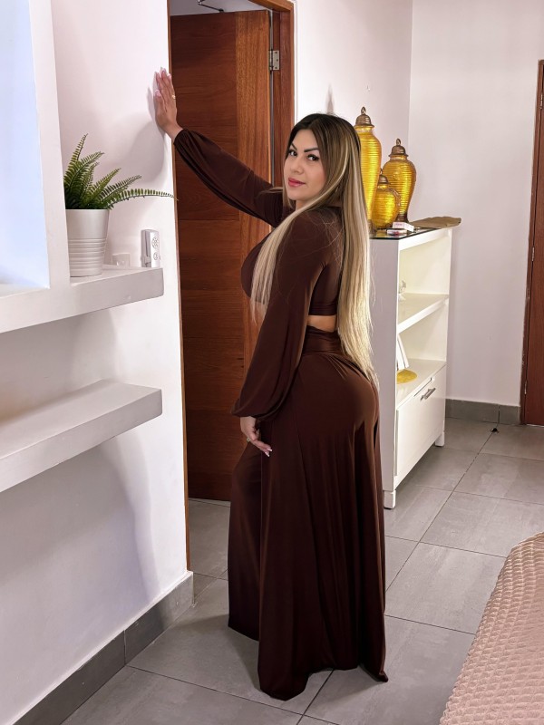 UN ENCANTO DE MUJER RUBIA Y ATREVIDA