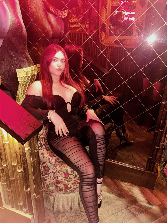Diosa pelirroja esperando para jugar