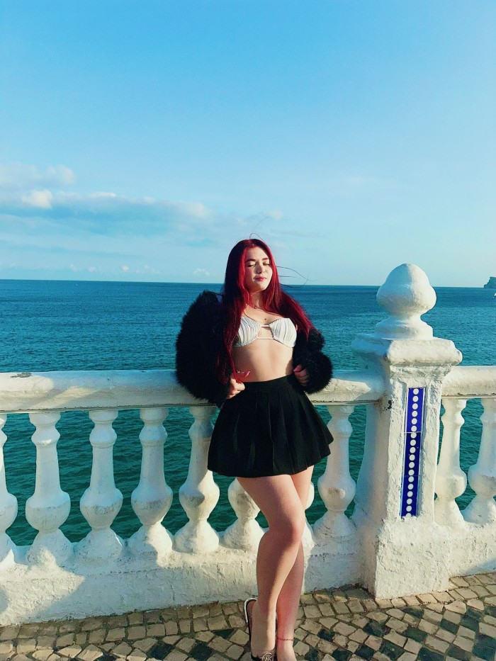 Diosa pelirroja esperando para jugar