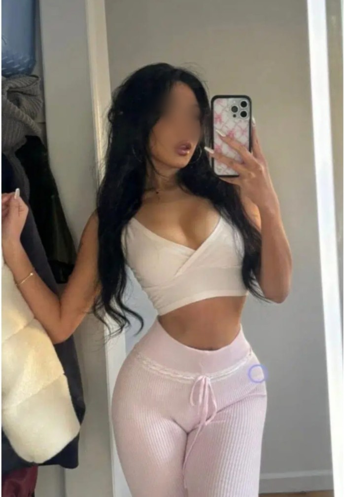 Guapa y dulce jovencita lista para complacer