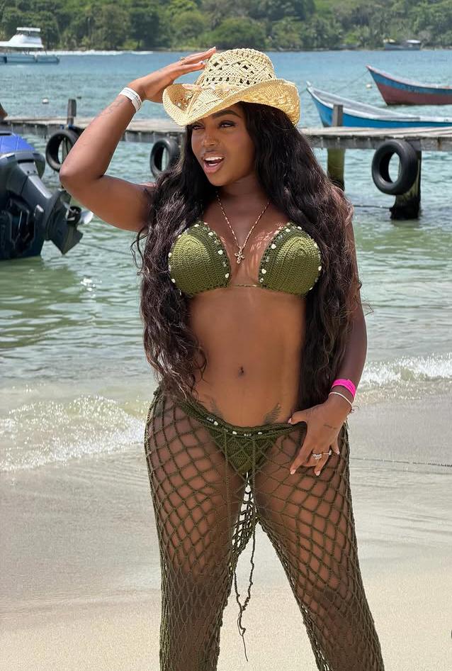 ARDIENTE COLOMBIANA CON GANAS DE FOLLAR