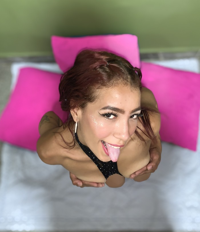 Chiquita y juguetona, sensual y encantadora