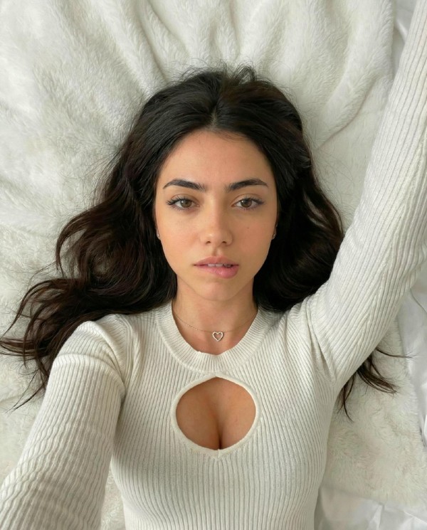 LANA PROVOCATIVA CON CURVAS DELICIOSAS