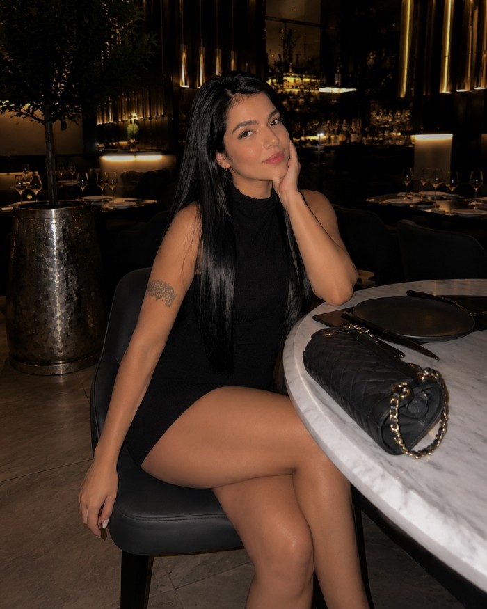 Linda jovencita colombiana recién llegada a Vigo