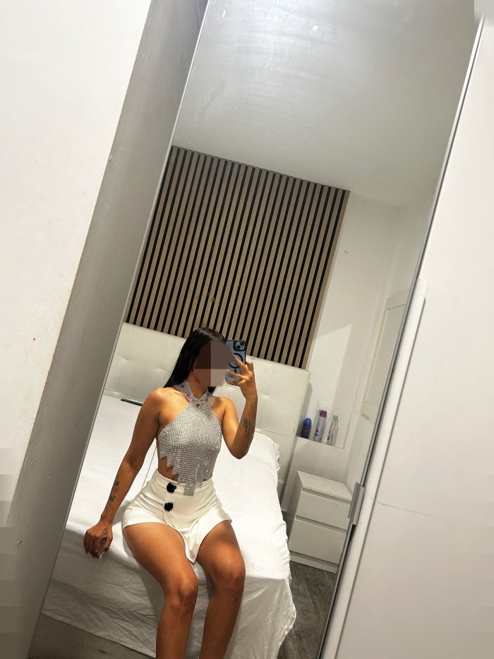ADHARA CHICA COMPLACIENTE FIESTERA
