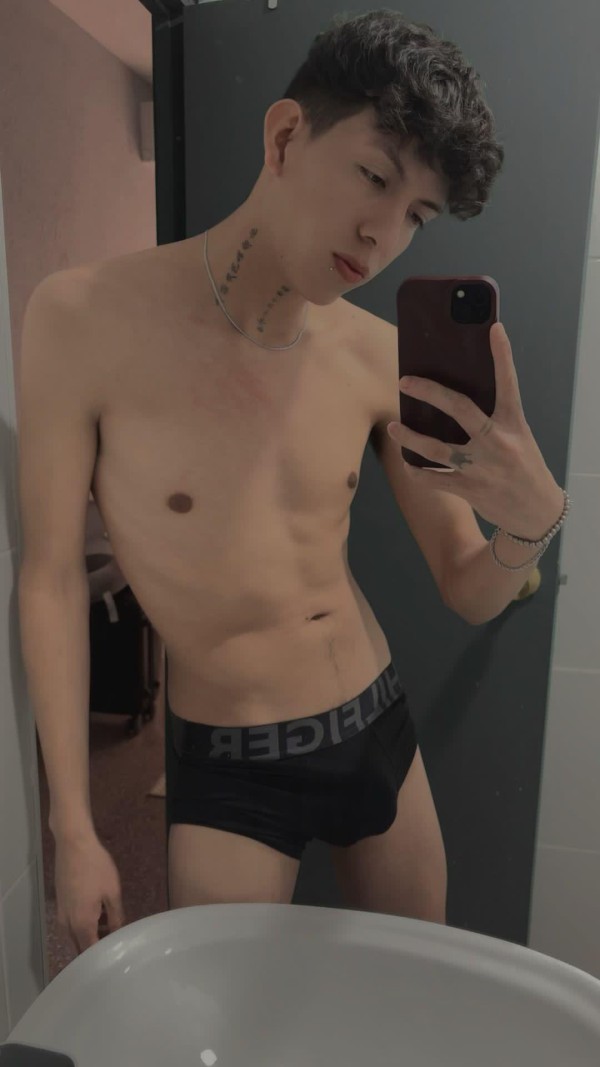 Joven brasileño cachondo goloso alto