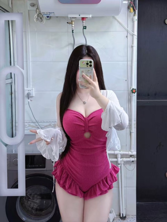 Chica asiática dulce y atenta en Amara