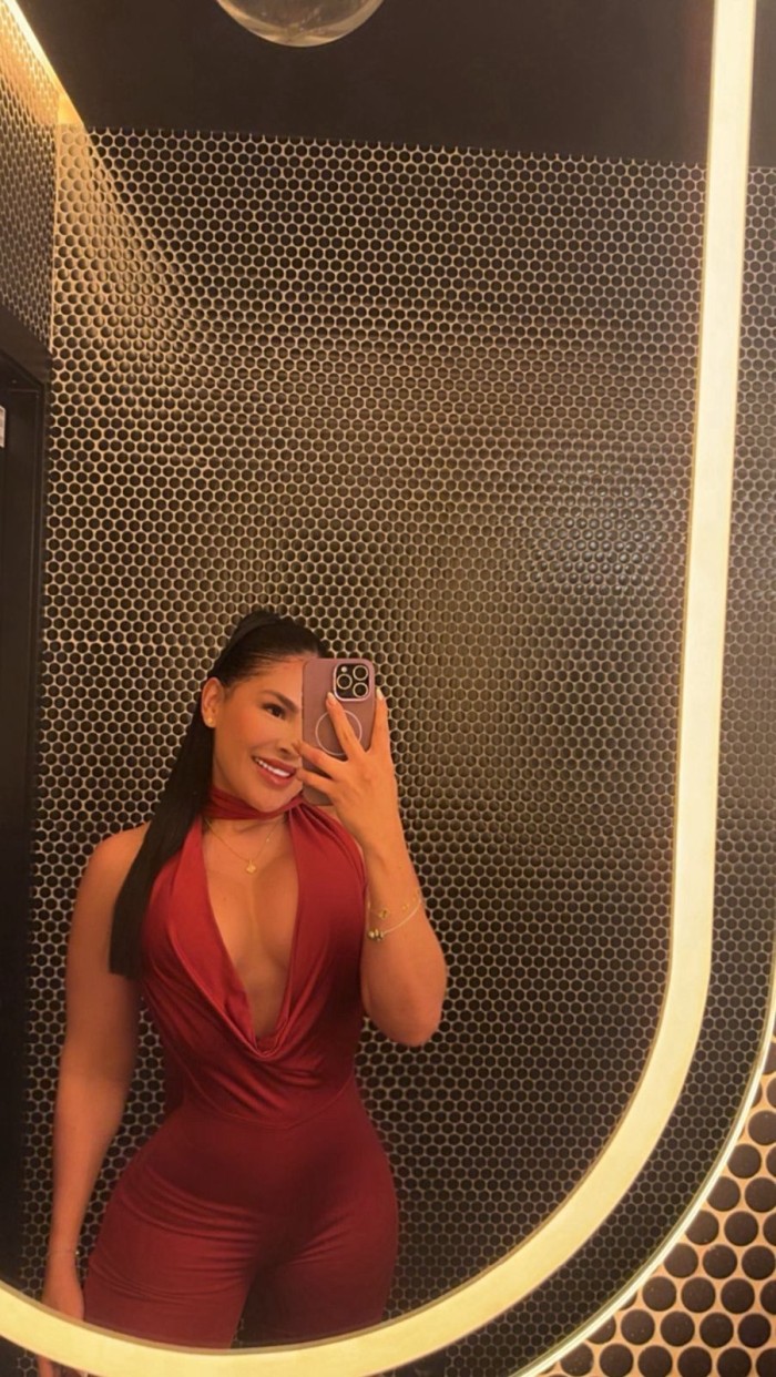 ARDIENTE MORENA FIESTERA SENSUAL CON GANAS DE JUGAR Y HACERTE VOLAR