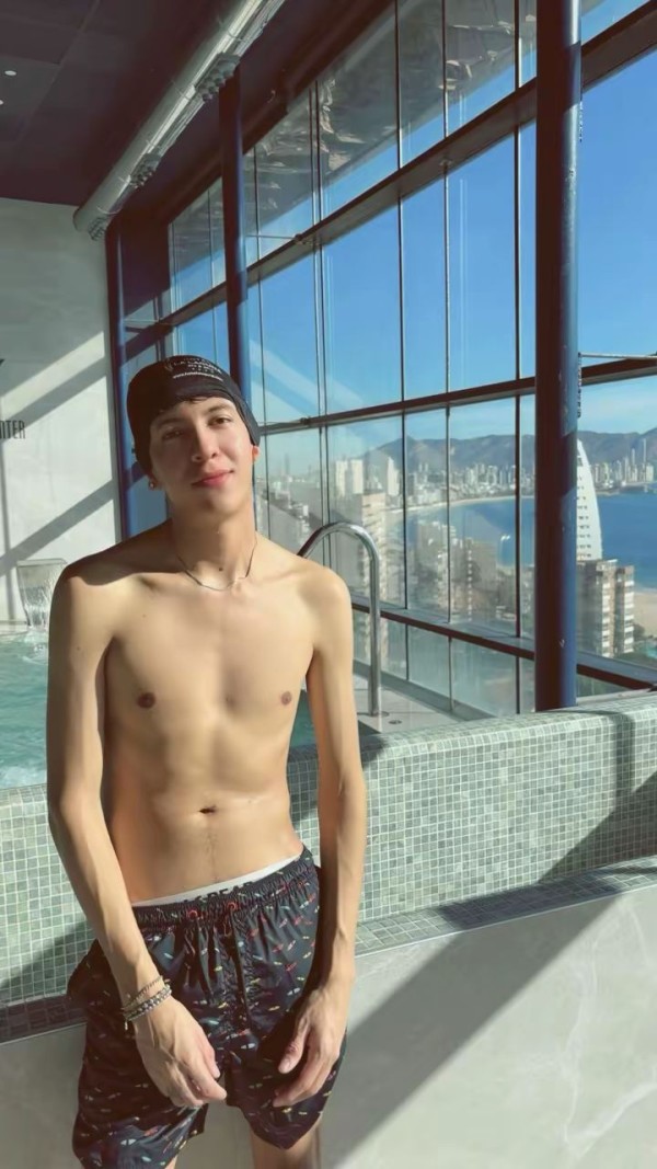 Joven brasileño cachondo goloso alto