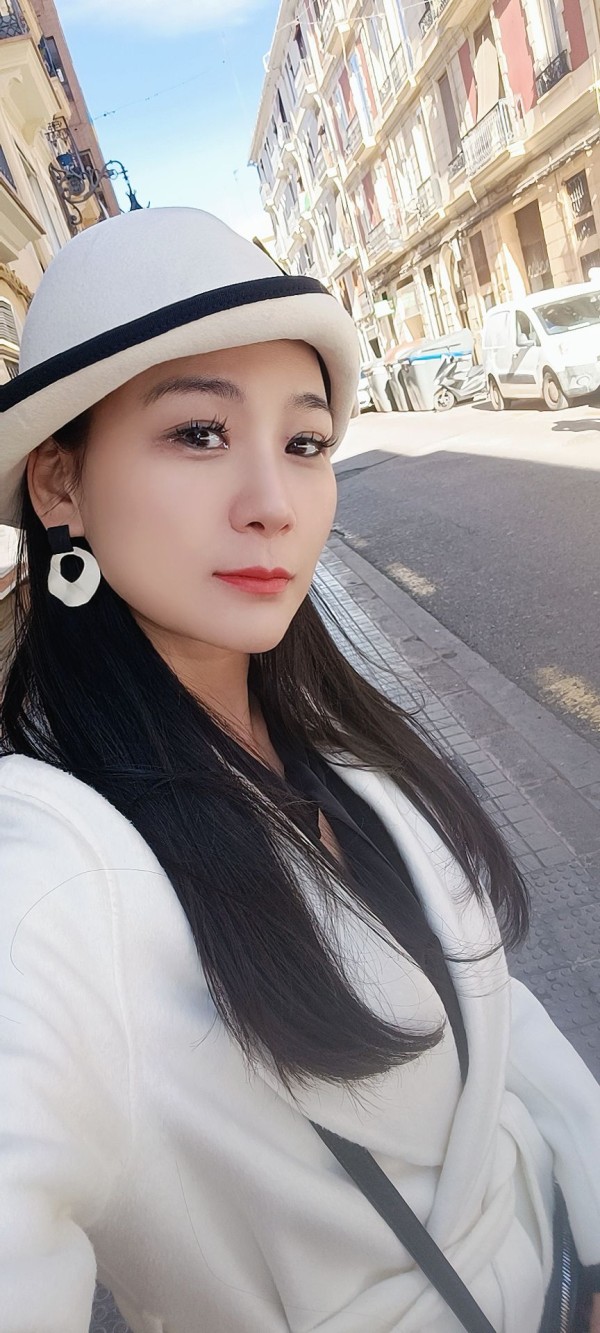ENCANTADORA CHICA ORIENTAL, DULCE y muy SENSUAL…