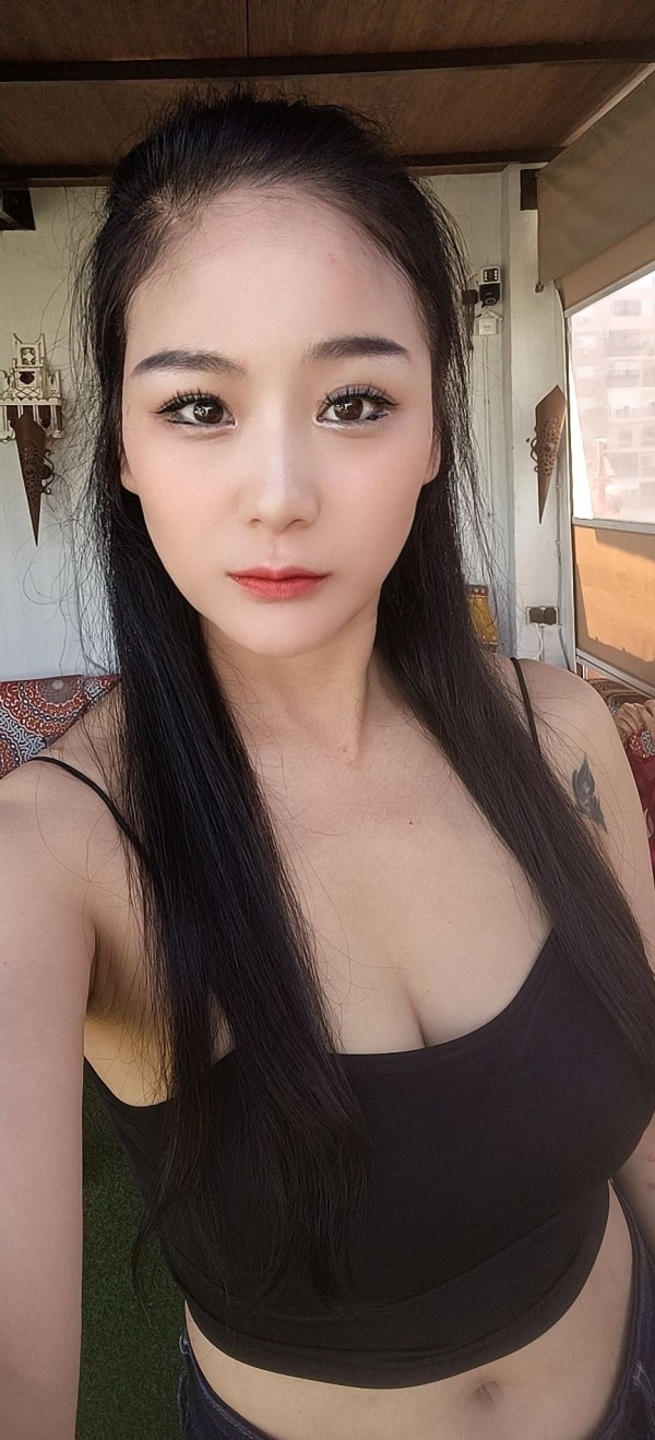 ENCANTADORA CHICA ORIENTAL, DULCE y muy SENSUAL…