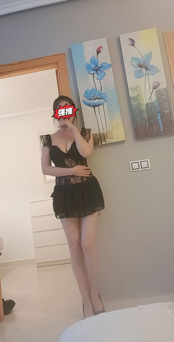 ENCANTADORA CHICA ORIENTAL, DULCE y muy SENSUAL…