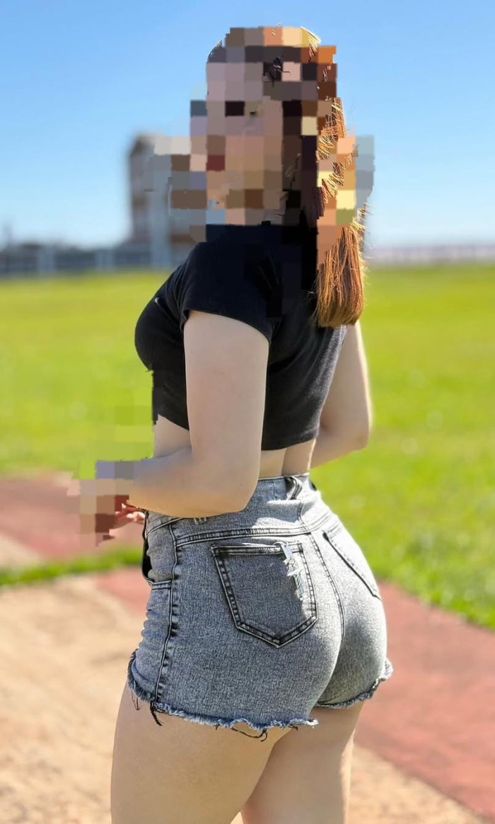 LUJURIOSA Y COMPLETAMENTE (MI COÑO ESTÁ HÚMEDO)