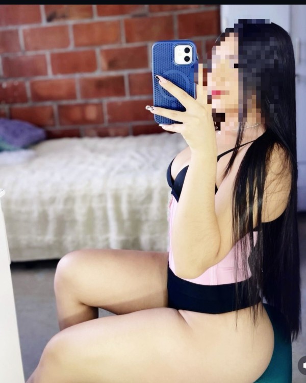 Linda latina juguetona novedad