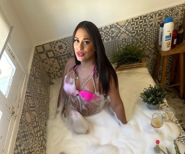 Hermosa trans llena de vicio disponible