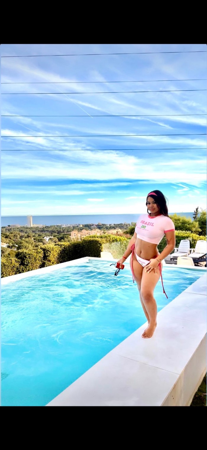 LUCIANA: Escort chica joven en Marbella elegante y