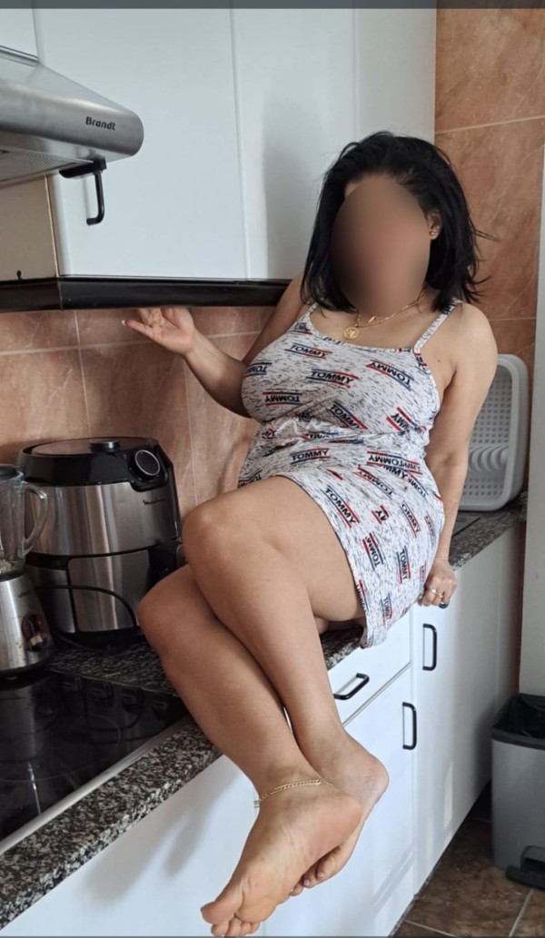AMA DE CASA ABURRIDA PERO MUY CACHONDA