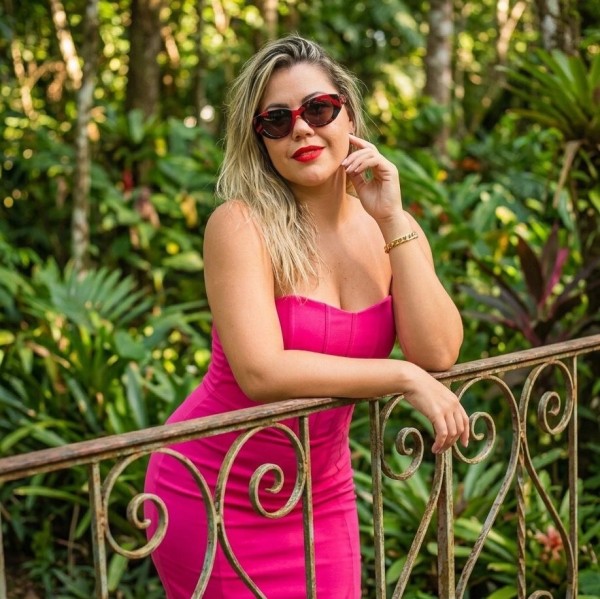 Rubia Elegante, muy femenina