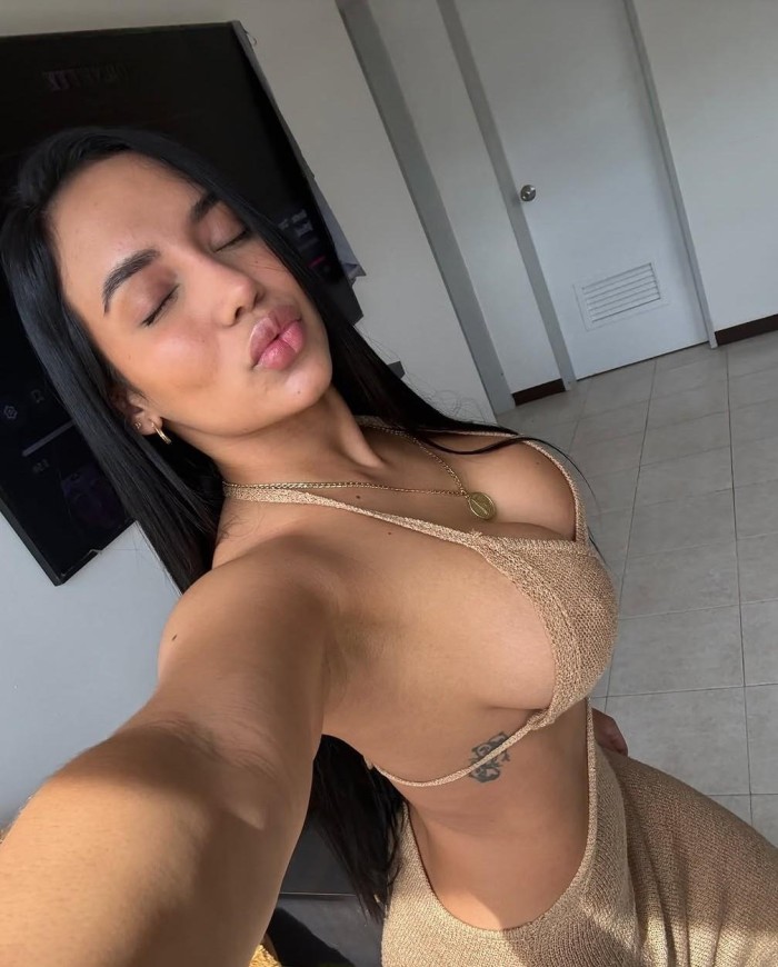 EXOTICA DELICIOSA IMPLICADA DESEOSA DE PLACER