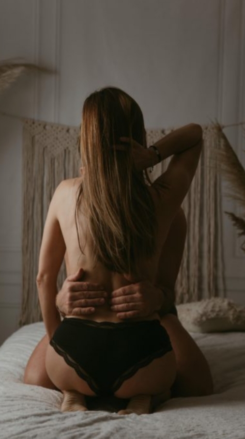 DISPUESTA PARA COMPLACERLOS SERVICIO A PAREJA