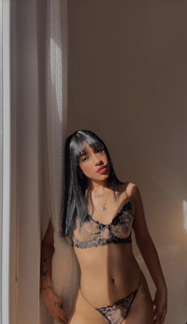 ADHARA CHICA COMPLACIENTE Y CARIÑOSA