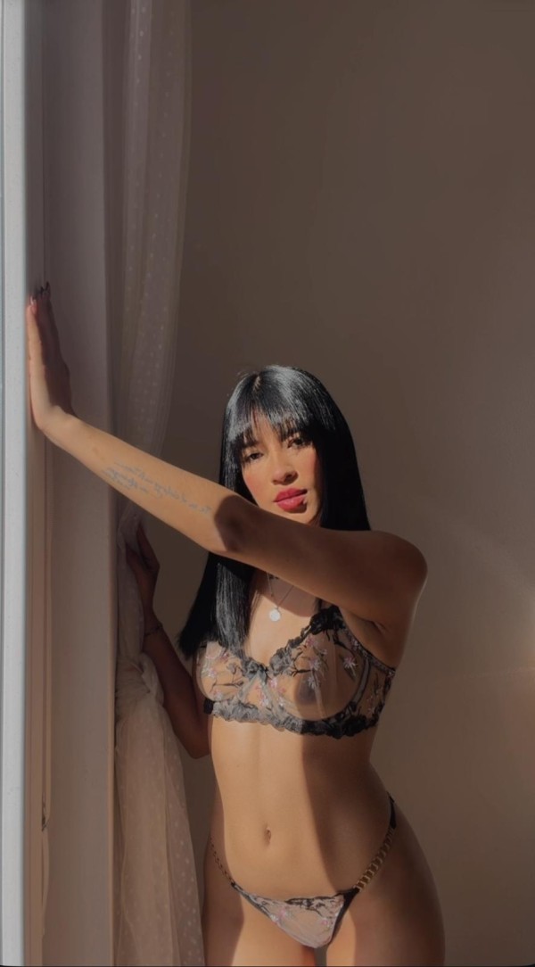 ADHARA CHICA COMPLACIENTE FIESTERA Y SEXY