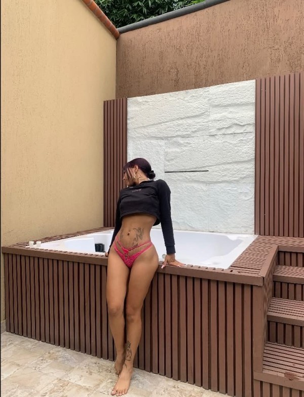 Chiquita y juguetona, sensual y encantadora
