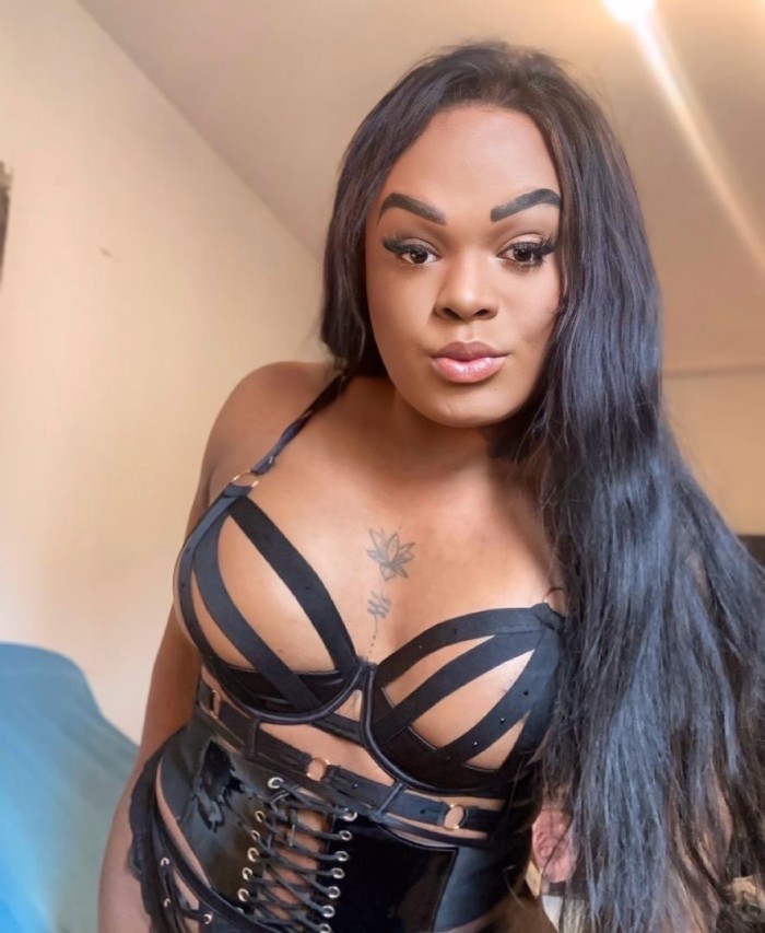 Sexy y jugosa  chica trans de chocolate!