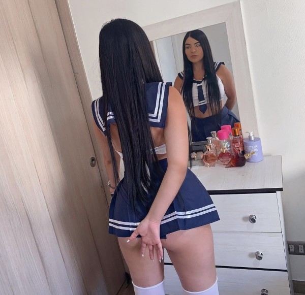 Morenita tierna joven delgada hermosa  y complaciente