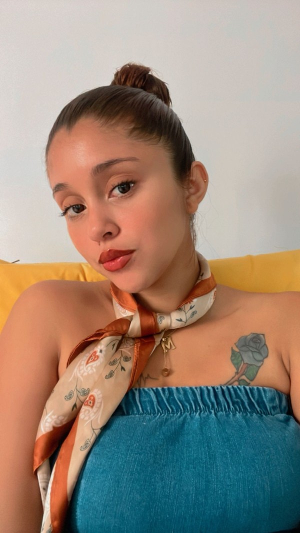 Explosiva Sara encanto de mujer