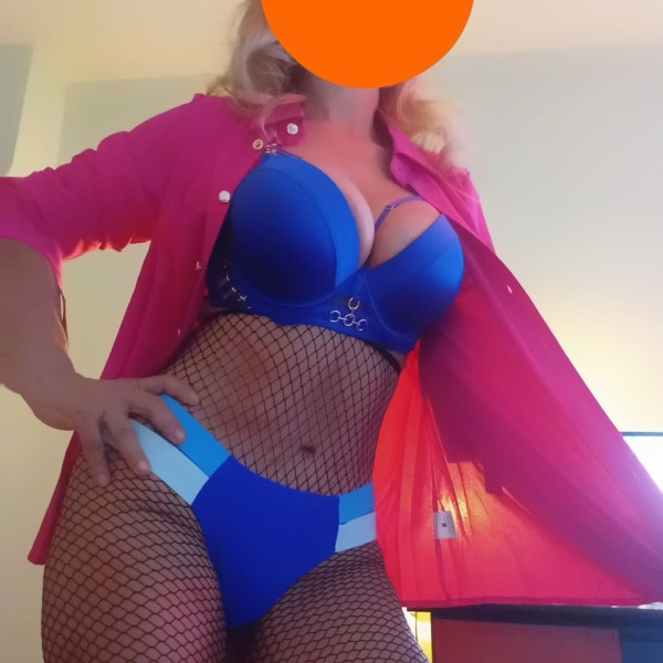 Sexy rubia tetona experta en cubanitas.BORMUJOS